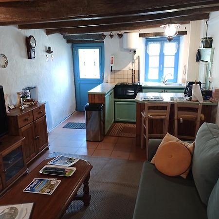La Maison De Poupee Berrien Buitenkant foto