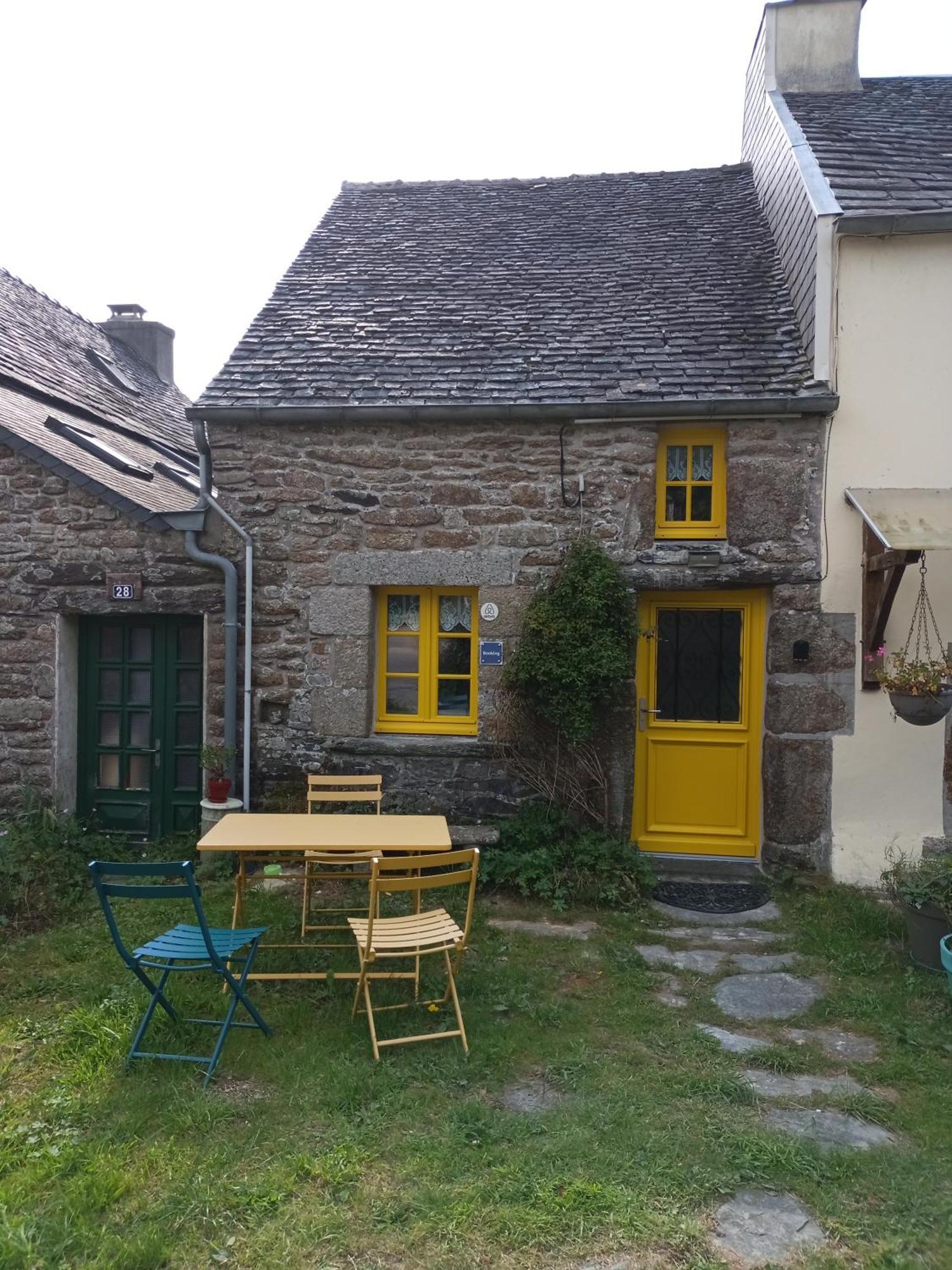 La Maison De Poupee Berrien Buitenkant foto