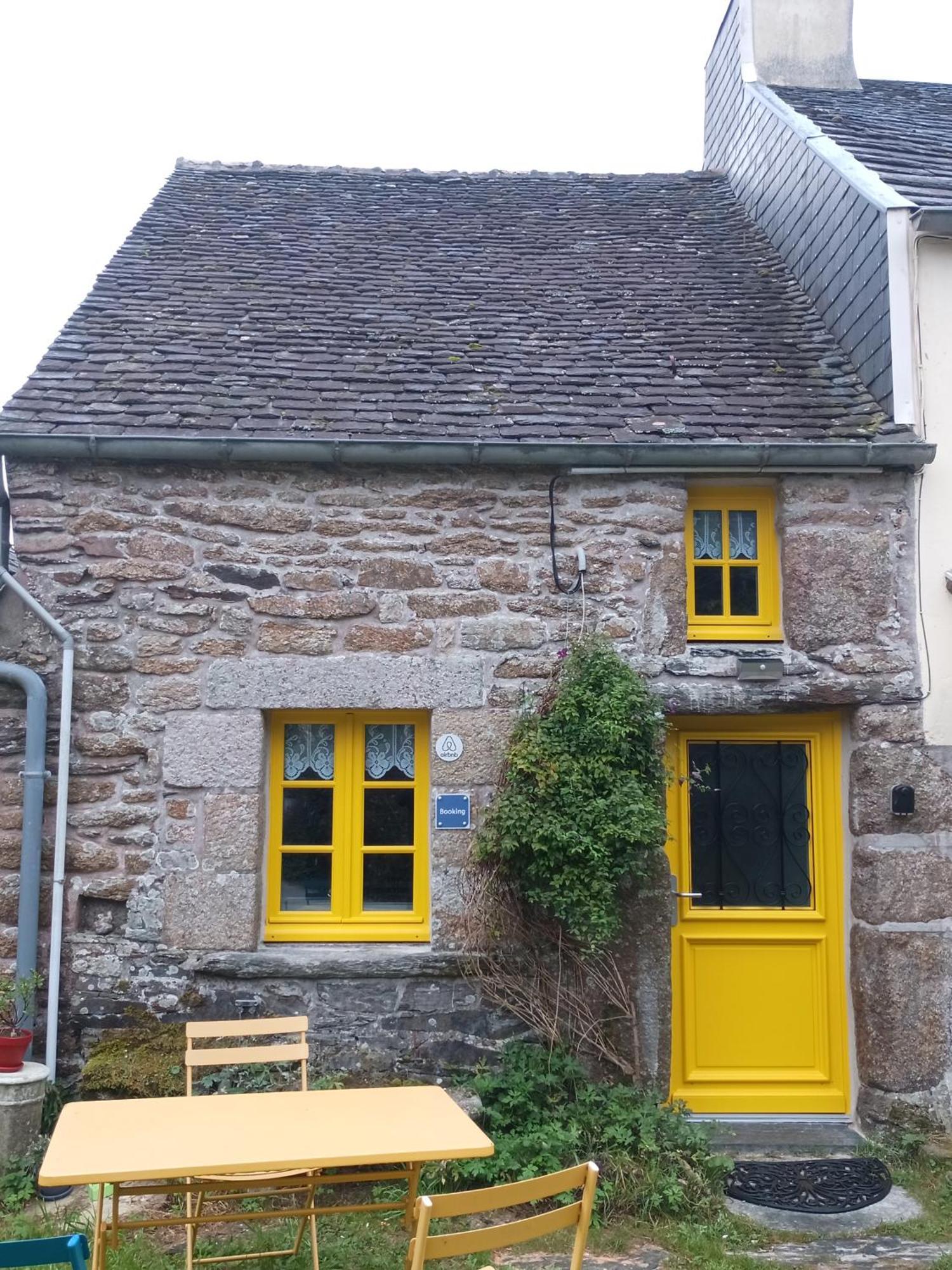 La Maison De Poupee Berrien Buitenkant foto
