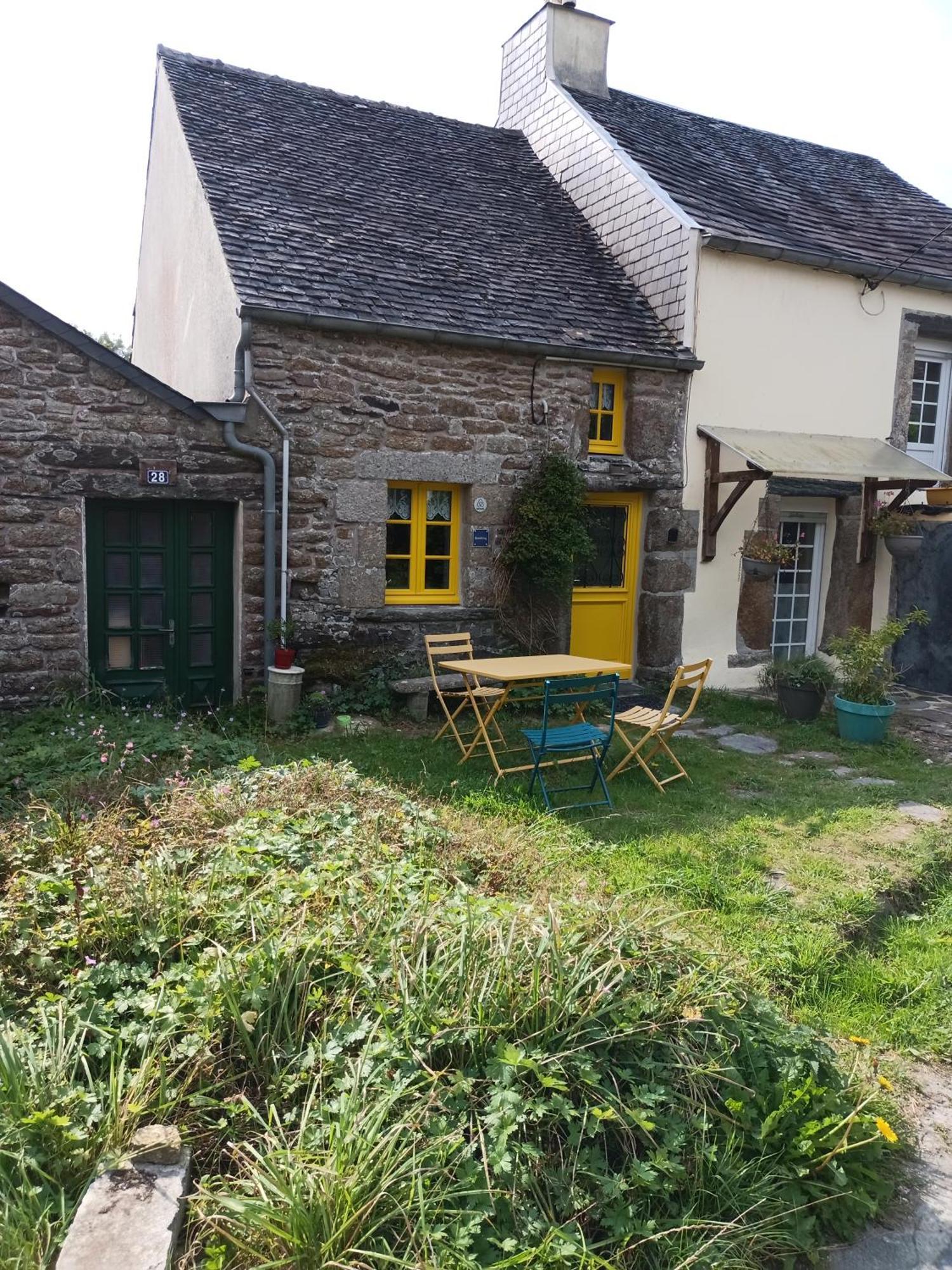 La Maison De Poupee Berrien Buitenkant foto