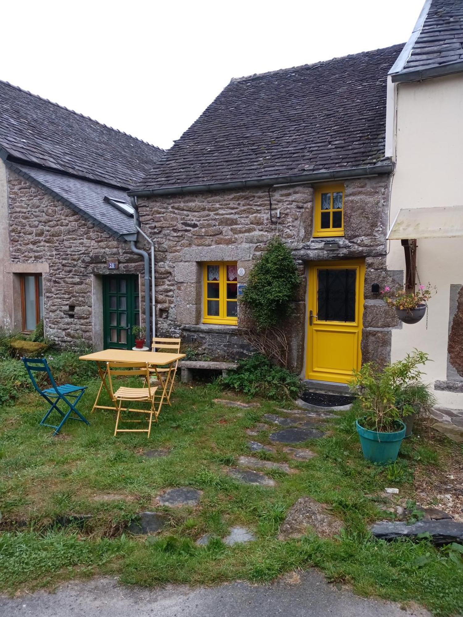 La Maison De Poupee Berrien Buitenkant foto
